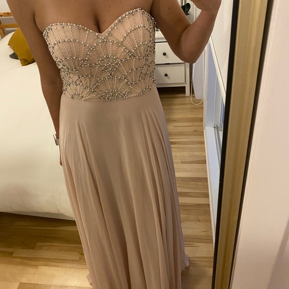 Beautiful evening dress - Picture 4 of 9